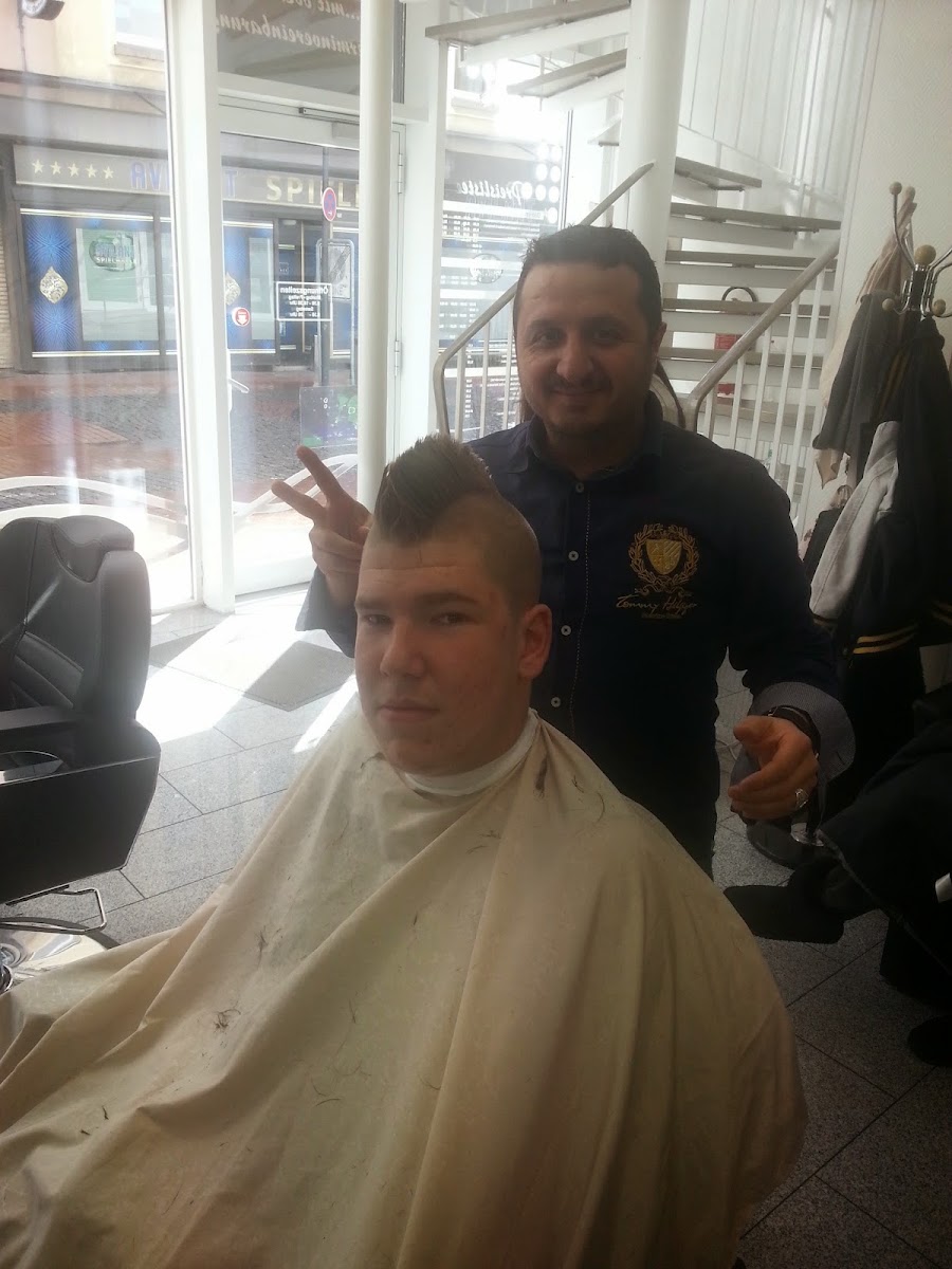Halil Kiraz cutting a customer's hair